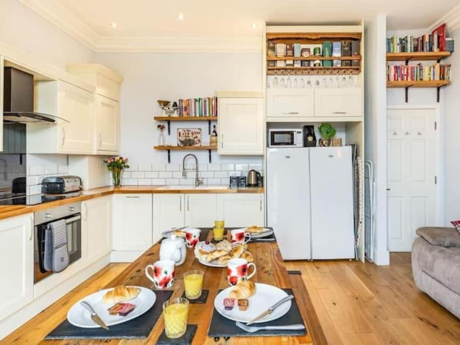 Number 7 Torquay Stunning Sea Views Apartment Bagian luar foto